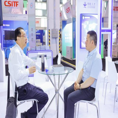 上海人力资源行业协会秘书长朱庆阳参观展位并与集团副总裁邓松海交流互动.jpg 上海人力资源行业协会秘书长朱庆阳参观展位并与集团副总裁邓松海交流互动.jpg